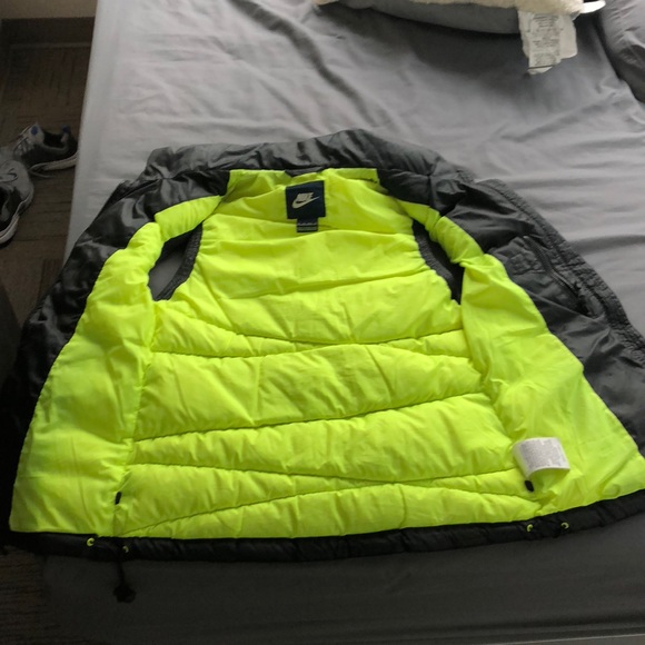Nike Vest - Picture 3 of 8
